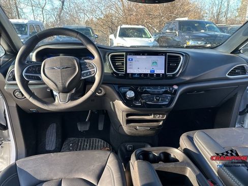 Used 2025 Chrysler Pacifica Select image 25