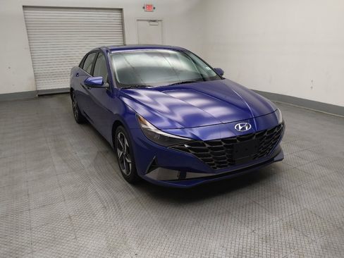 Used 2023 Hyundai Elantra Limited w/ Preferred Accessory Package FWD image 13