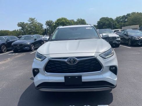 Used 2022 Toyota Highlander Platinum AWD/4WD image 2