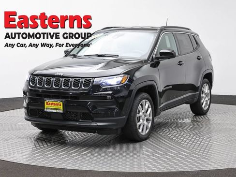 Used 2024 Jeep Compass Latitude AWD/4WD image 1