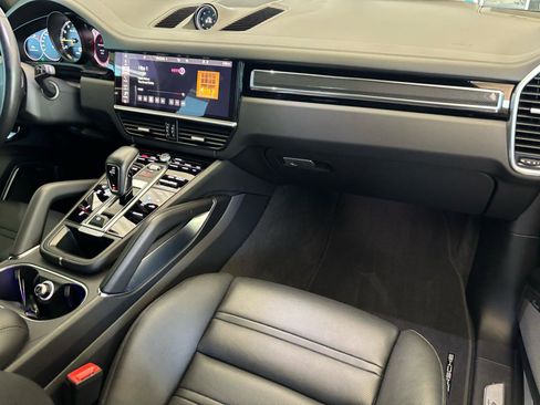 Used 2020 Porsche Cayenne Turbo S w/ Premium Package Plus AWD/4WD image 29