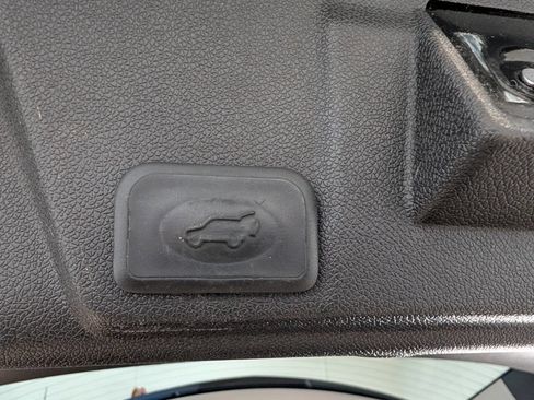 Used 2012 Chevrolet Traverse LT image 16