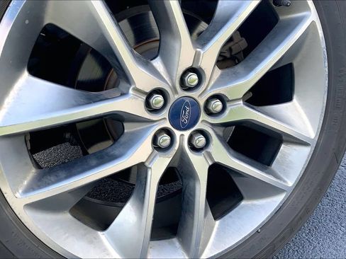 Used 2018 Ford Edge Titanium w/ Technology Package FWD image 3