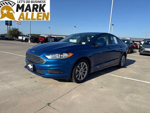 Used 2017 Ford Fusion SE FWD image 2
