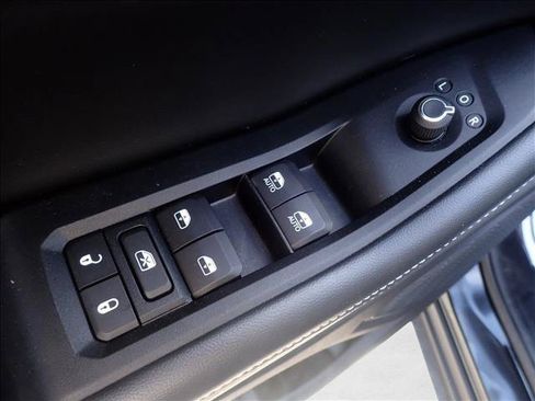 Used 2023 Jeep Grand Cherokee Limited w/ Luxury Tech Group II AWD/4WD image 15