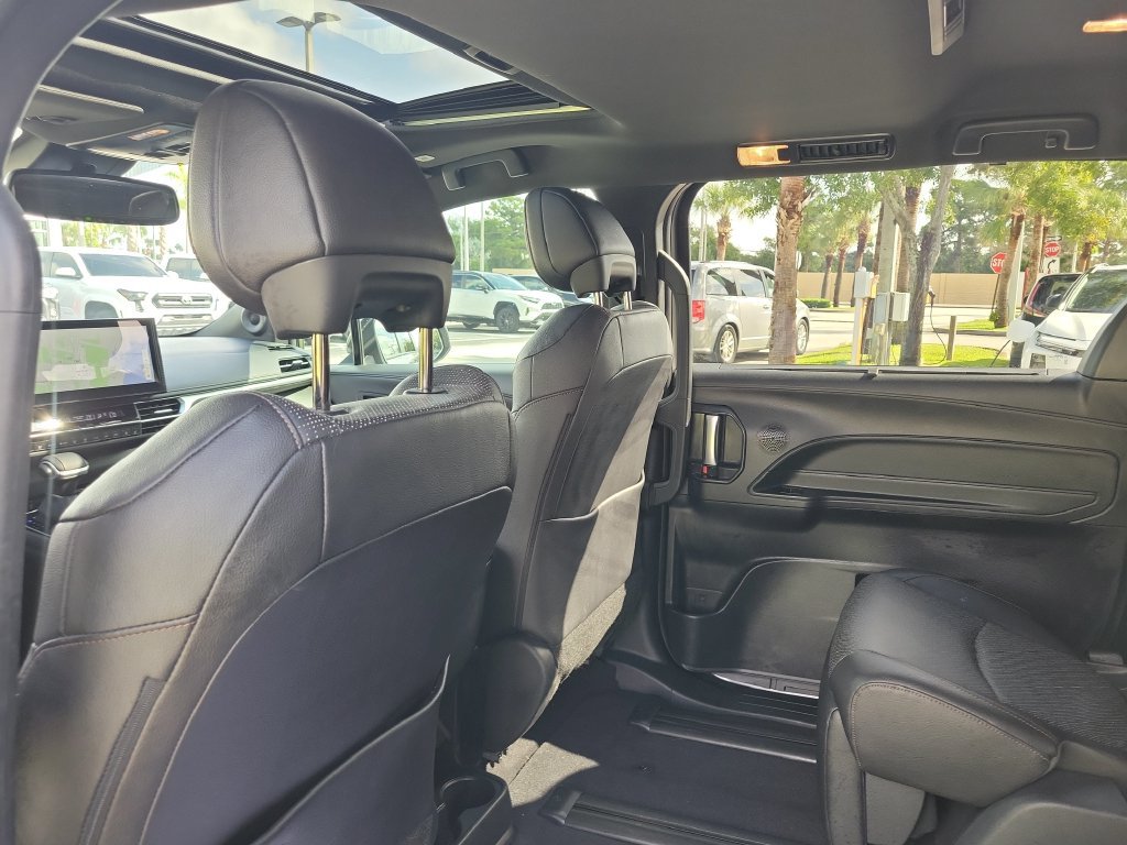 Used 2025 Toyota Sienna Limited FWD image 26