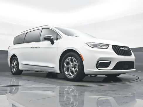 Used 2023 Chrysler Pacifica Limited image 33