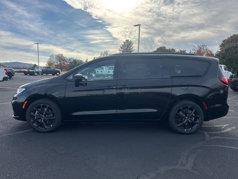 New 2026 Chrysler Pacifica Limited w/ S Appearance Package image 4