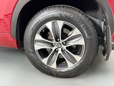 Certified 2023 Toyota Highlander XLE image 31