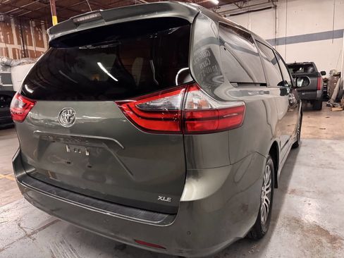 Used 2020 Toyota Sienna XLE 8 Passenger 4dr Mini Van image 6