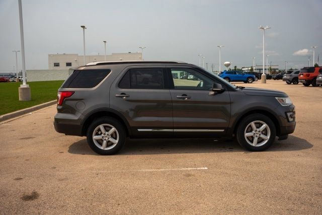 Used 2017 Ford Explorer XLT AWD/4WD image 8