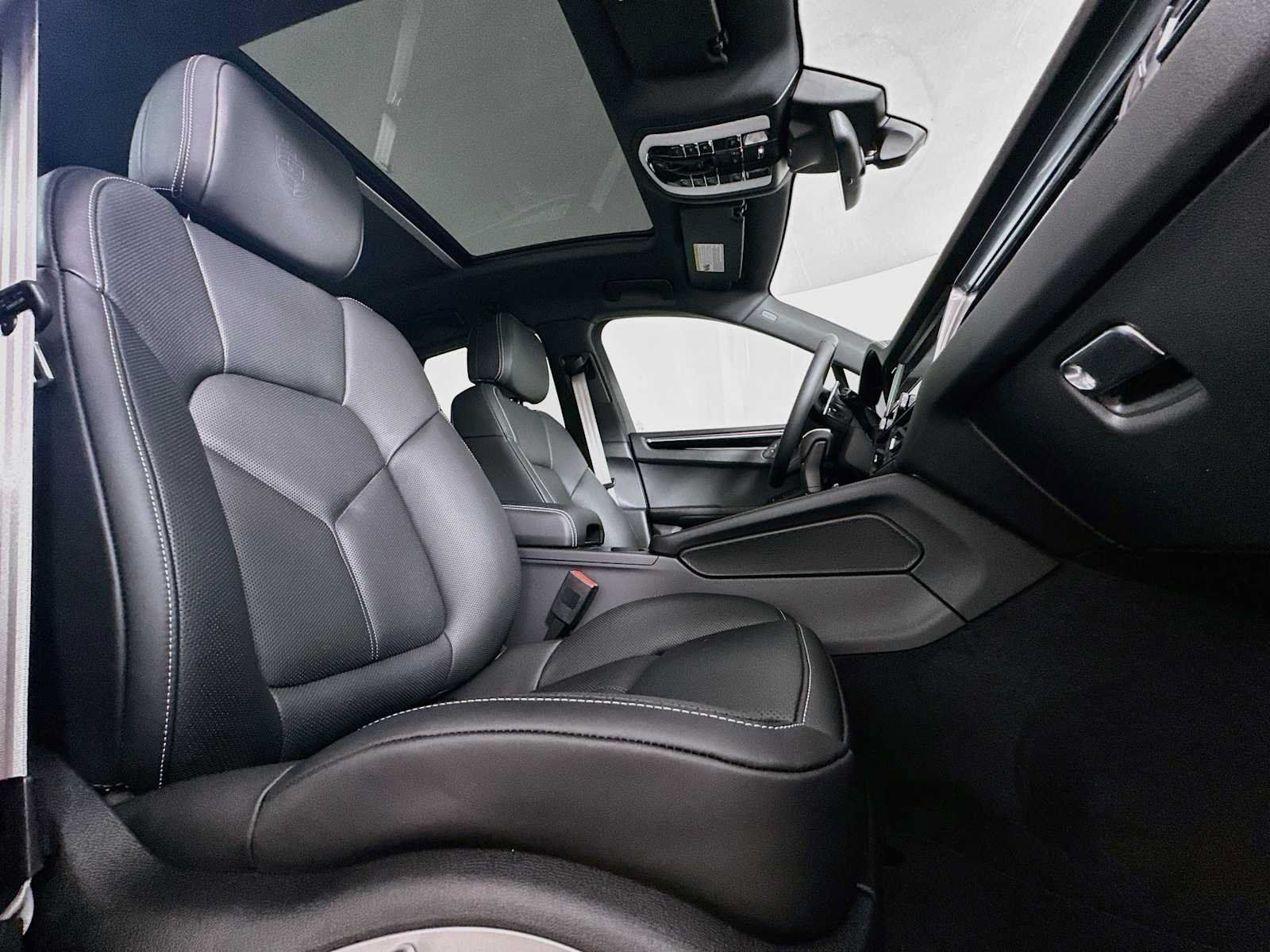 Certified 2025 Porsche Macan AWD/4WD image 29
