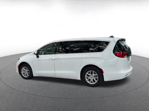 Used 2023 Chrysler Voyager LX FWD image 10