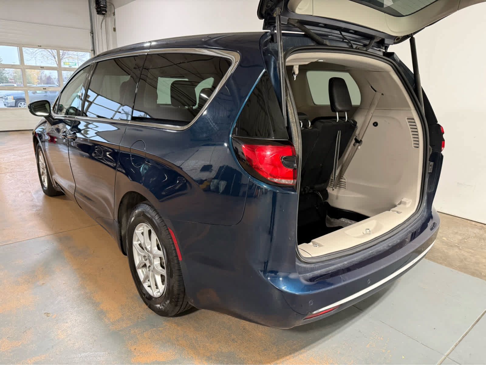 Used 2023 Chrysler Pacifica Touring-L FWD image 4