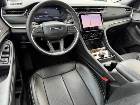 Used 2024 Jeep Grand Cherokee Limited w/ Luxury Tech Group II AWD/4WD image 10