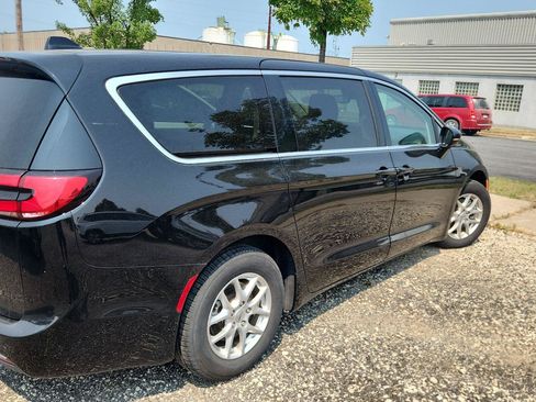 Used 2024 Chrysler Pacifica Touring-L FWD image 5