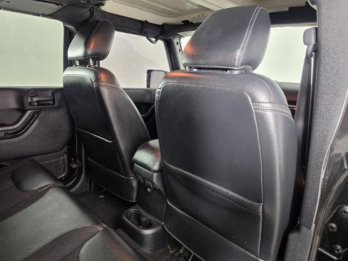 Used 2017 Jeep Wrangler Unlimited Sahara AWD/4WD image 28