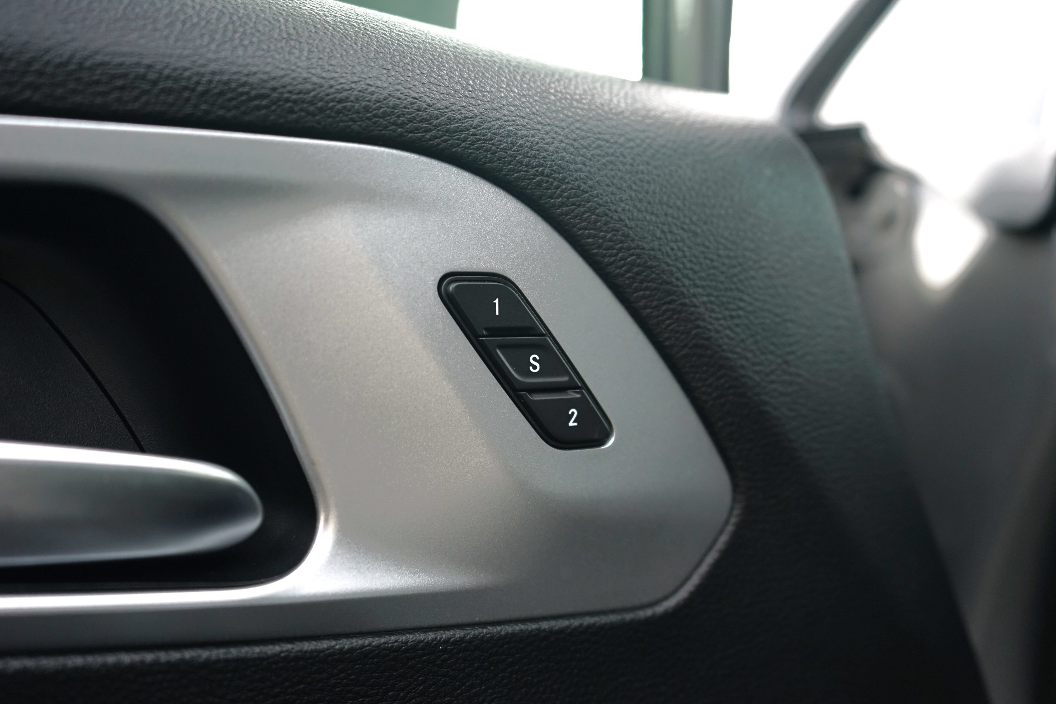 Used 2021 Chrysler Pacifica Touring-L w/ Uconnect Theater Family Group FWD image 12