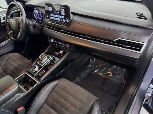 Used 2023 Mitsubishi Outlander SE image 30