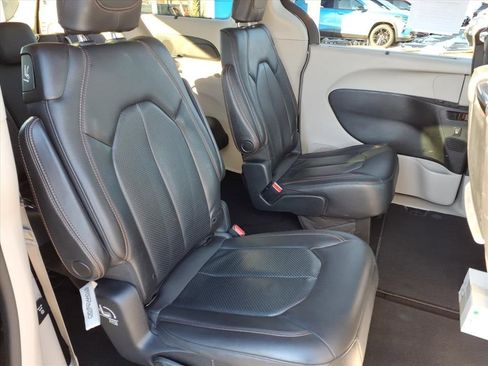 Used 2018 Chrysler Pacifica Touring-L Plus image 15