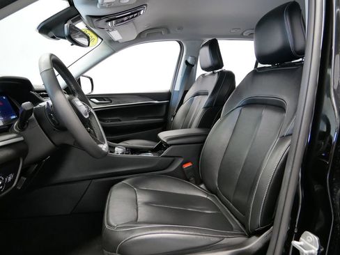 Certified 2023 Jeep Grand Cherokee Limited image 3