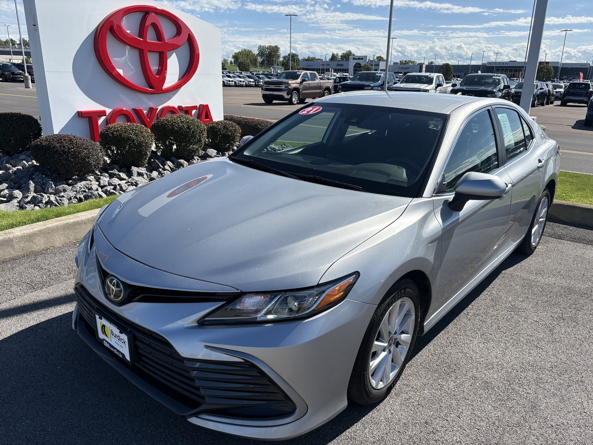 Used 2021 Toyota Camry LE AWD/4WD image 10