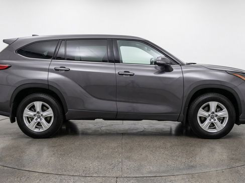Used 2025 Toyota Highlander LE image 11