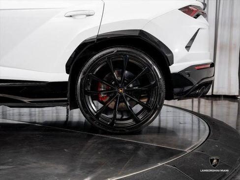 Used 2022 Lamborghini Urus AWD/4WD image 9