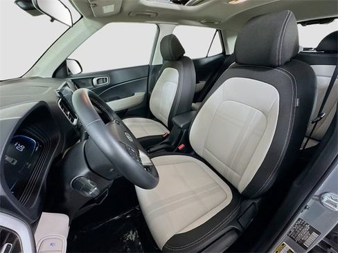 Used 2023 Hyundai Venue SEL image 18