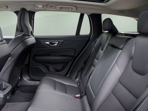 Used 2025 Volvo V60 B5 Cross Country Plus AWD/4WD image 28