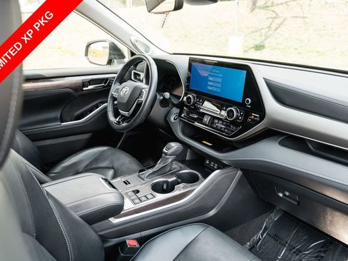 Used 2024 Toyota Highlander Limited FWD image 11