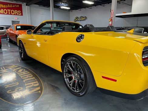 Used 2017 Dodge Challenger SRT w/ Technology Group image 17
