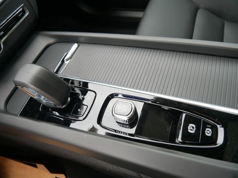 New 2025 Volvo XC60 B5 Core w/ Protection Package Premier image 9