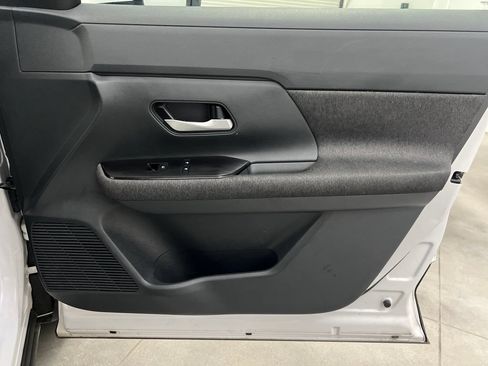 Used 2025 Nissan Kicks SV AWD/4WD image 30