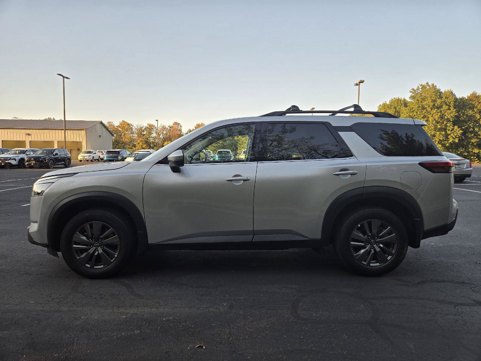 Used 2025 Nissan Pathfinder SV w/ SV Premium Package AWD/4WD image 5