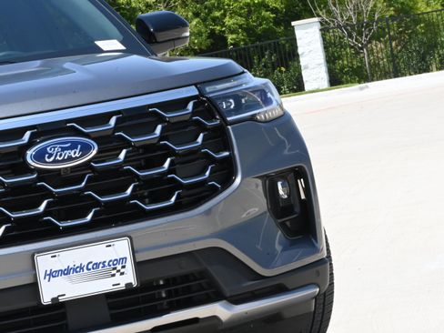 Used 2025 Ford Explorer Platinum w/ Ultimate Package AWD/4WD image 10
