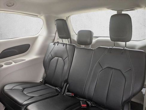 Used 2024 Chrysler Pacifica Touring-L FWD image 16