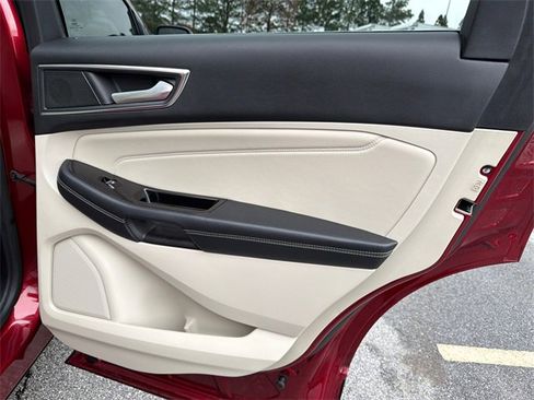 Used 2019 Ford Edge Titanium image 16