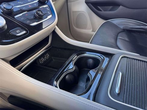 Used 2024 Chrysler Pacifica Limited image 23