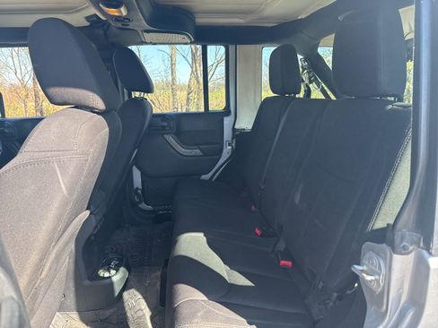 Used 2015 Jeep Wrangler Unlimited Sport image 3