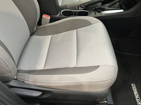 Used 2017 Toyota Corolla LE w/ Carpet Mat Package (TMS) FWD image 17