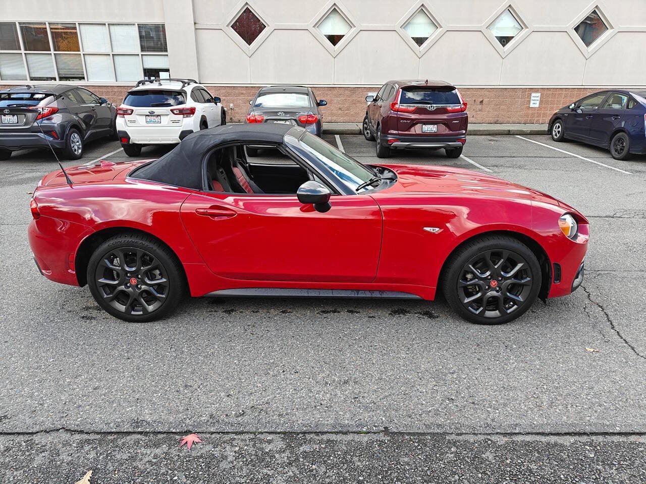 Used 2018 FIAT 124 Spider Abarth w/ Convenience Group RWD image 8