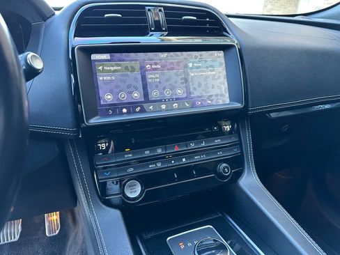 Used 2017 Jaguar F-PACE R-Sport image 9