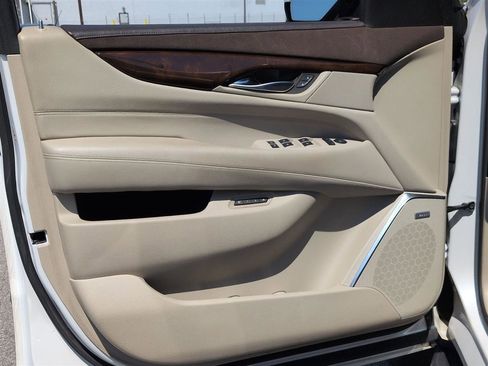 Used 2017 Cadillac Escalade Luxury image 12