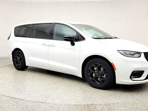 Used 2024 Chrysler Pacifica Limited FWD image 3