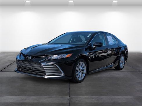 Used 2022 Toyota Camry LE image 6