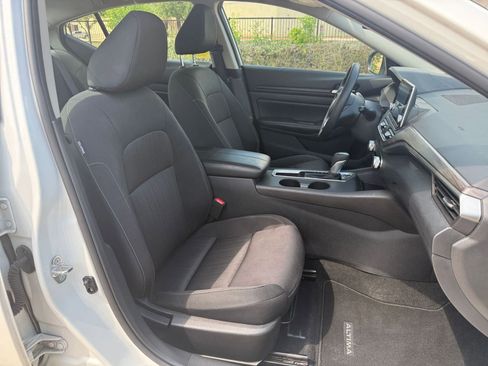 Used 2025 Nissan Altima 2.5 SV FWD image 37