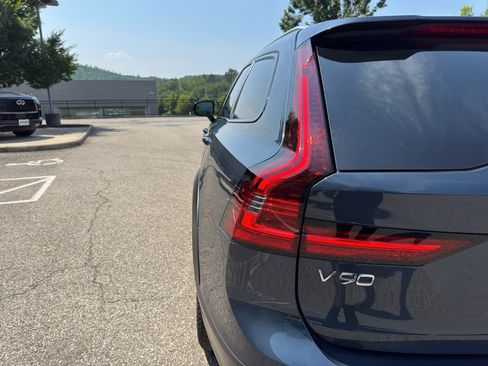 Certified 2025 Volvo V90 B6 Cross Country Plus AWD/4WD image 8