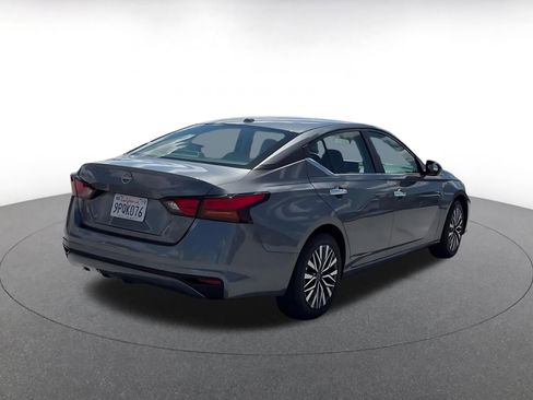 Used 2025 Nissan Altima 2.5 SV FWD image 14