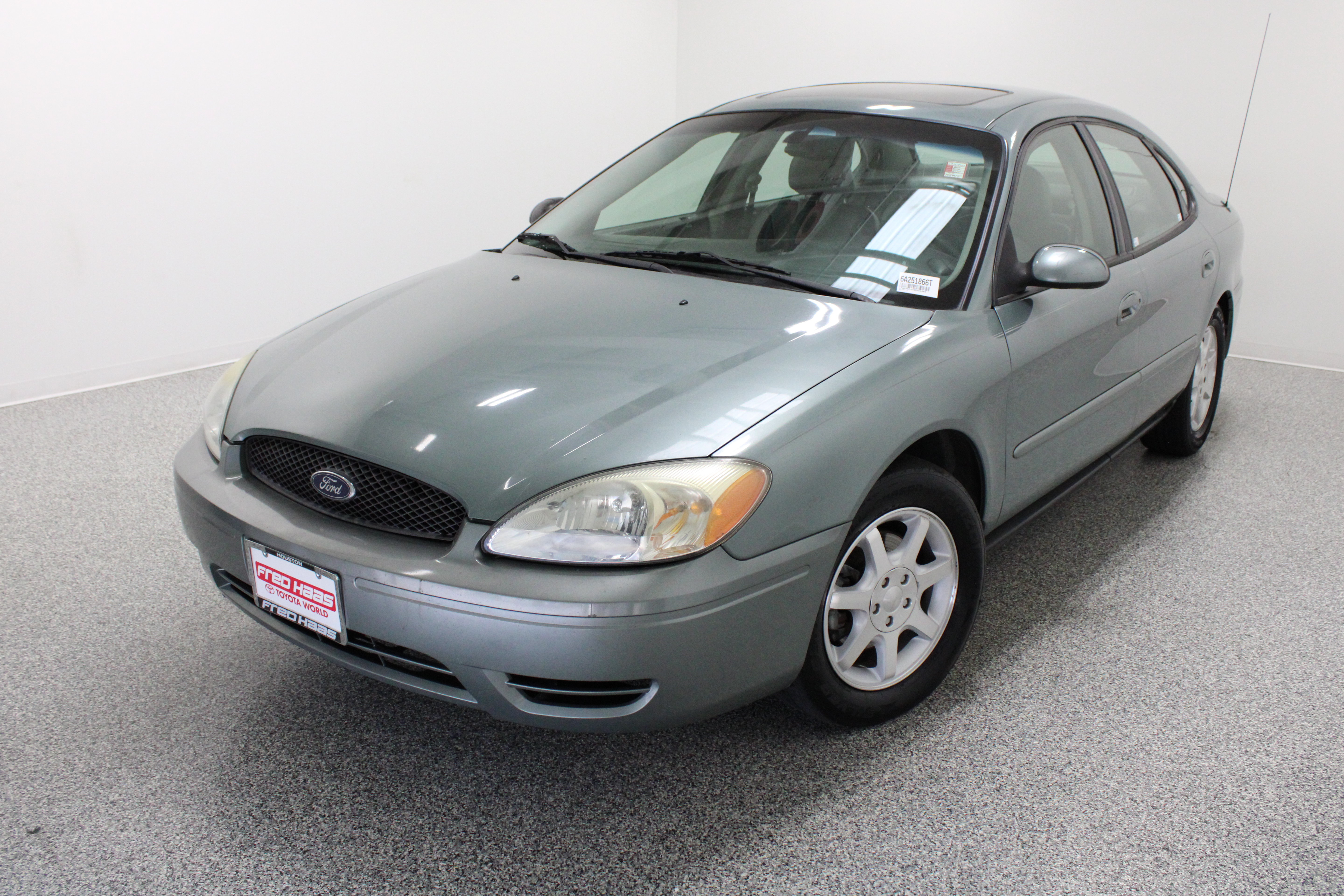 Used 2006 Ford Taurus SEL FWD image 2